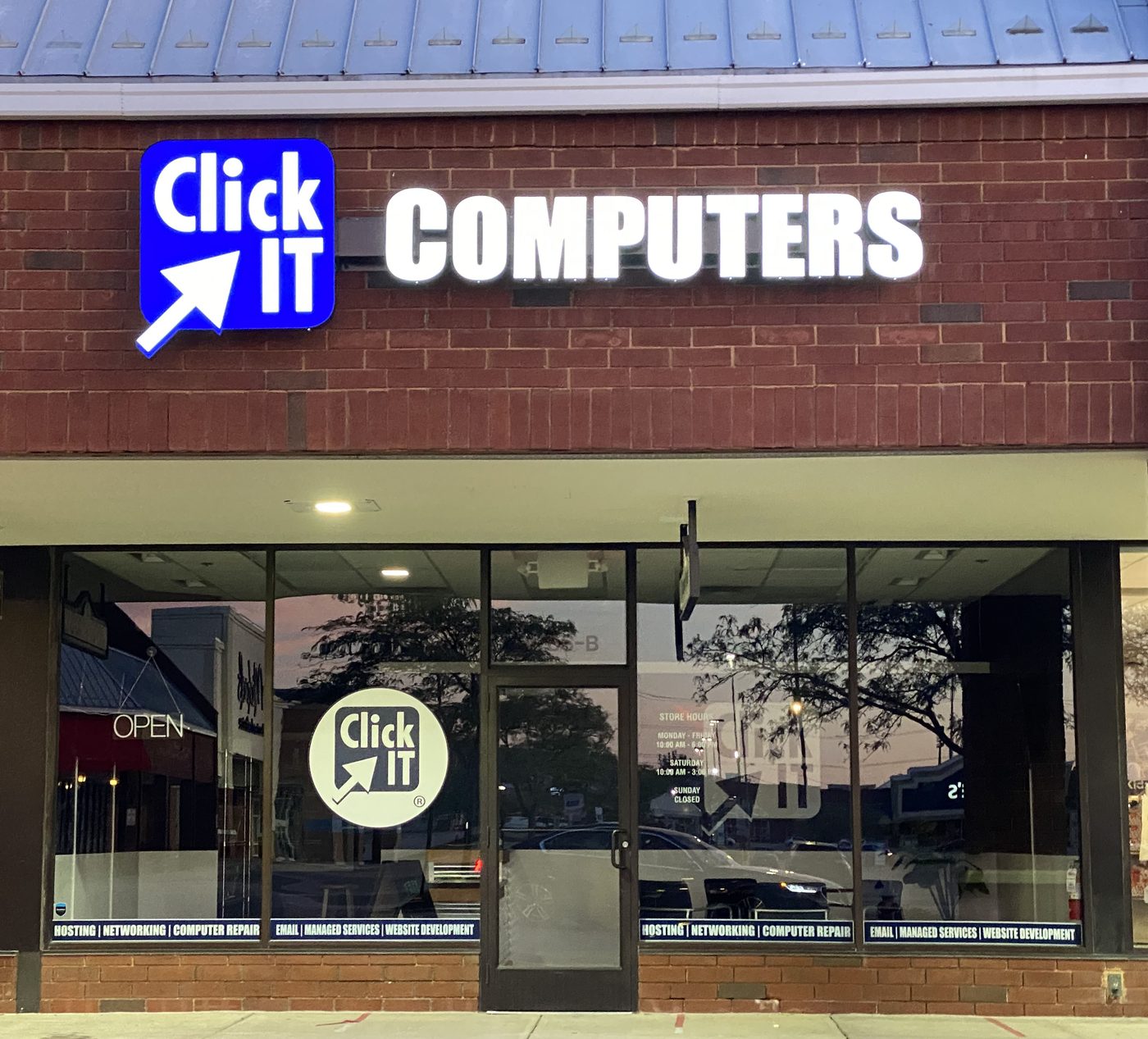 A Click IT Computers storefront with illuminated signage